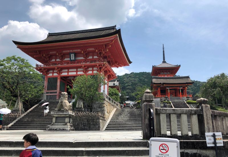 &copy; Reuters. Entrada do templo Kiyomizu, em Kyoto, vazias devido às restrições do coronavírus