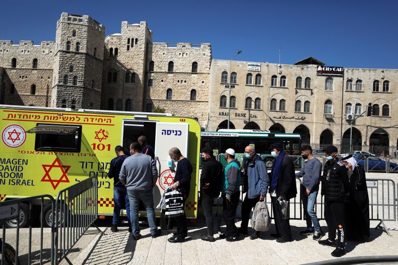 © Reuters. Fila de pessoas para vacinação contra Covid-19 em Jerusalém