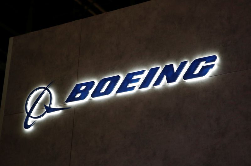 &copy; Reuters. FOTO DE ARCHIVO: Un logo de Boeing en el aeropuerto de Ginebra, Suiza