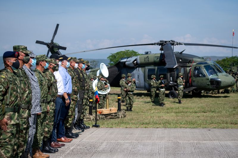 © Reuters. Presidente da Colômbia, Iván Duque, ao lado de tropas de nova unidade militar Conat em Tolemaida