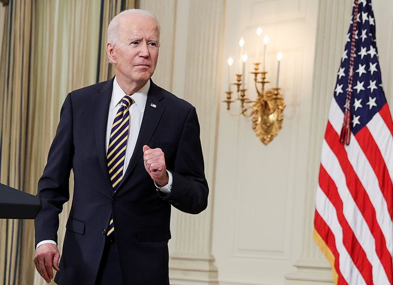 &copy; Reuters. El presidente de Estados Unidos, Joe Biden, escucha una pregunta después de pronunciar un discurso en la Casa Blanca en Washington