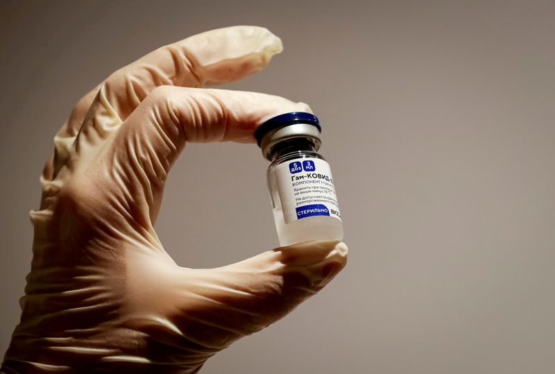 &copy; Reuters. FILE PHOTO: FILE PHOTO: A medical specialist holds a vial of Sputnik V vaccine against the coronavirus in a department store in Moscow, Russia