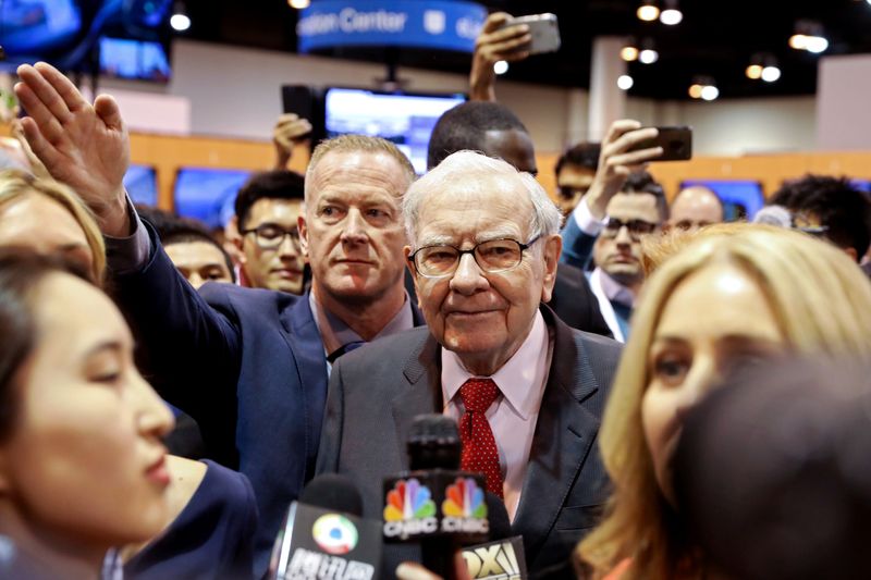 &copy; Reuters. FILE PHOTO: Berkshire Hathaway Chairman Warren Buffett walks through the exhibit hall as shareholders gather to hear from the billionaire investor at Berkshire Hathaway Inc&apos;s annual shareholder meeting in Omaha