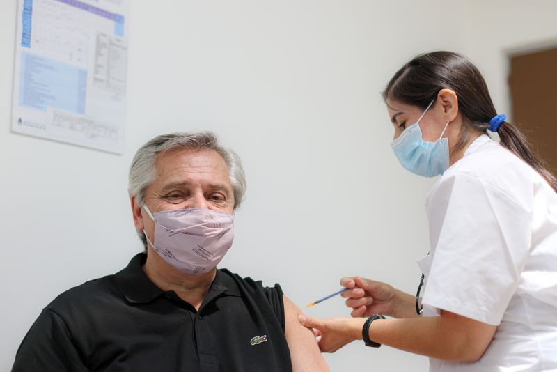 © Reuters. Argentina's President Alberto Fernandez receives a dose of Russia's Sputnik V vaccine during the coronavirus disease (COVID-19) pandemic, in Buenos Aires