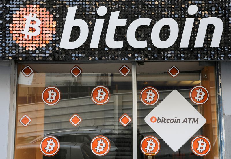 © Reuters. FILE PHOTO: A Bitcoin digital currency ATM shop is seen in Marseille