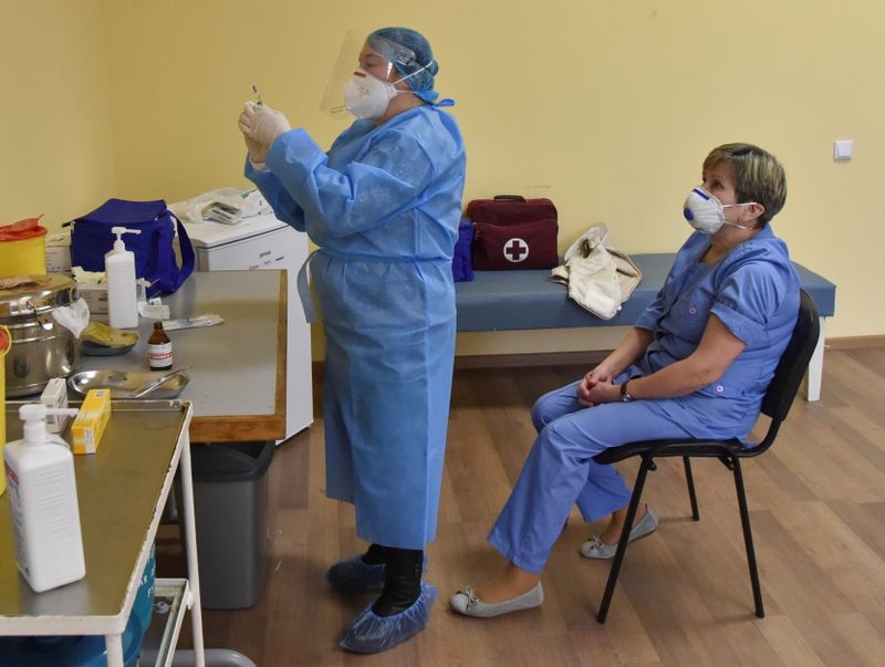 &copy; Reuters. A medical worker fills a syringe with the AstraZeneca vaccine against the coronavirus disease in Lviv