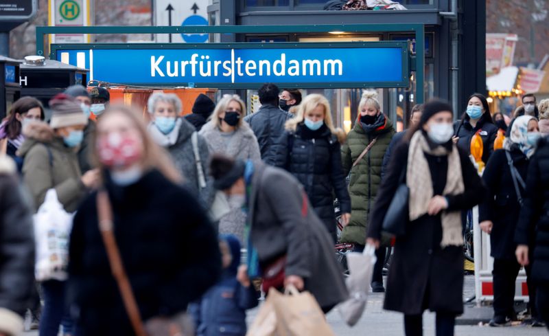 &copy; Reuters. FILE PHOTO: Christmas shopping amid COVID-19 outbreak in Berlin