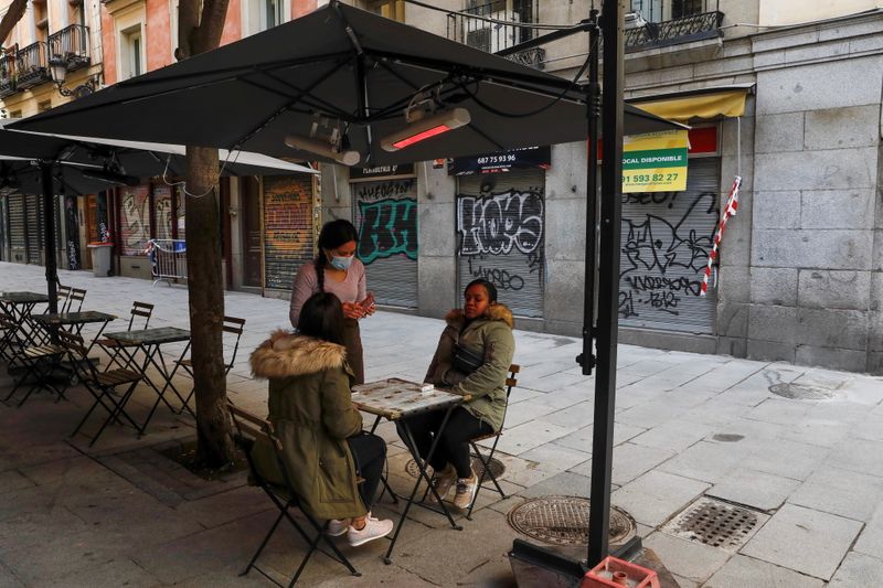 © Reuters. Closed-down businesses in central Madrid