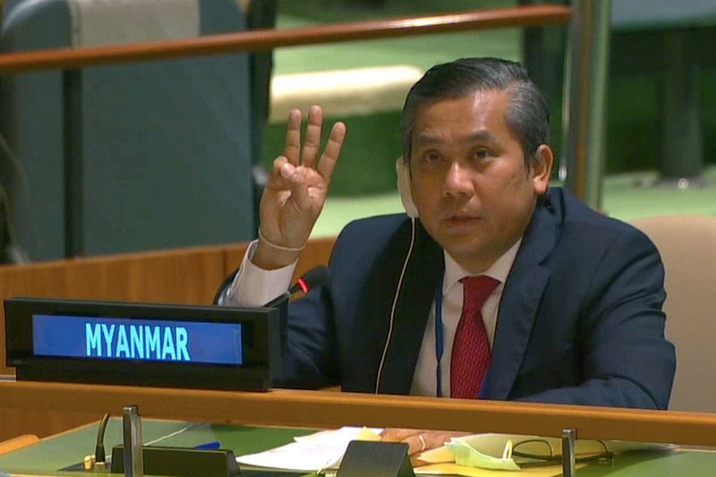 © Reuters. FILE PHOTO: Myanmar's ambassador to the United Nations Kyaw Moe Tun holds up three fingers at the end of his speech in New York