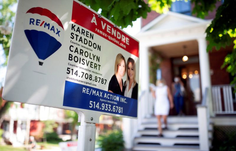 &copy; Reuters. FILE PHOTO: A view shows a sign of a house for sale as a real estate agent shows it to a client, amid the coronavirus disease (COVID-19) outbreak, in Montreal