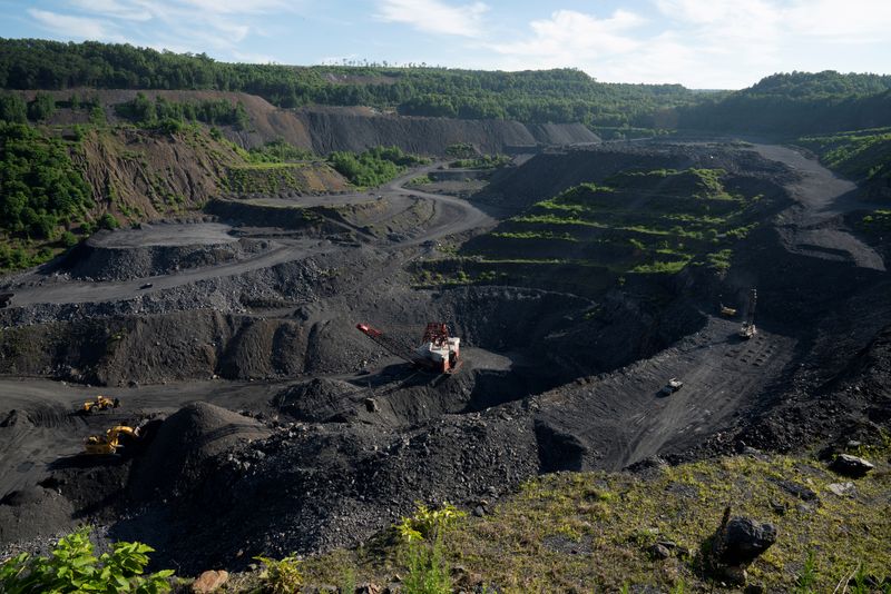 © Reuters. FILE PHOTO: In U.S. coal country, workers forgive Trump for failed revival