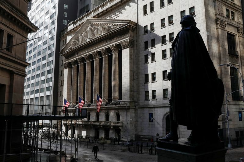 &copy; Reuters. FILE PHOTO:  A statue of George Washington is seen on Wall St. across from the NYSE is seen in New York