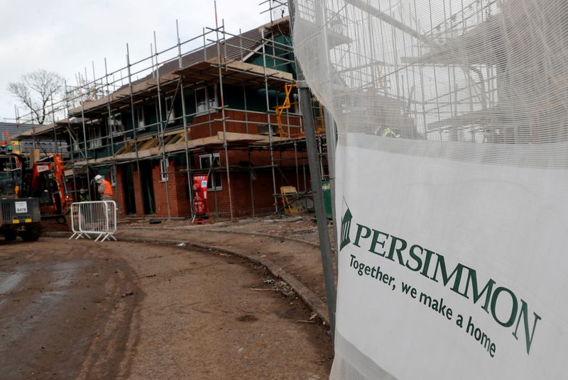 © Reuters. FILE PHOTO: Builders construct modular Space4 homes on a Persimmon development in Coventry