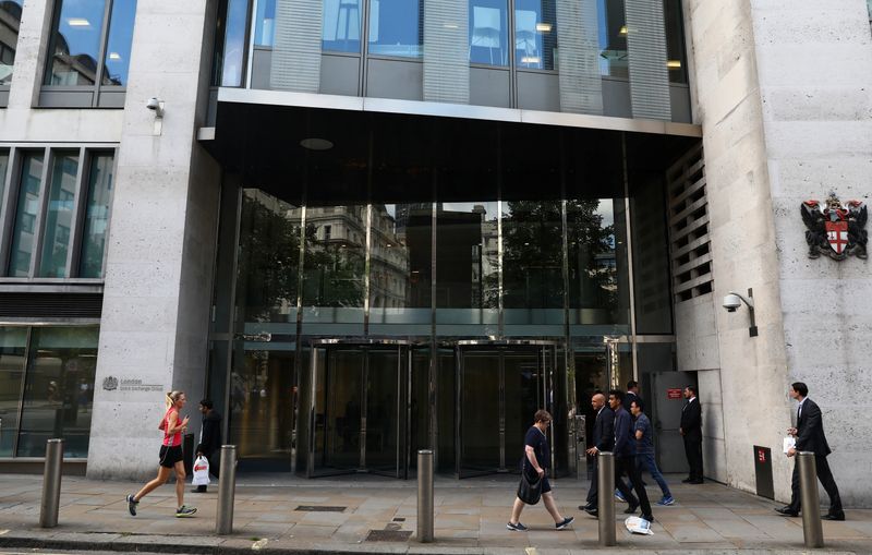 &copy; Reuters. Pedestrians pass the London Stock Exchange in London