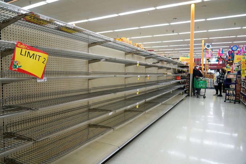 © Reuters. FILE PHOTO: Winter weather caused food and water shortage in Houston