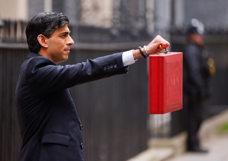 © Reuters. Britain's Chancellor of the Exchequer Sunak presents the budget box in London