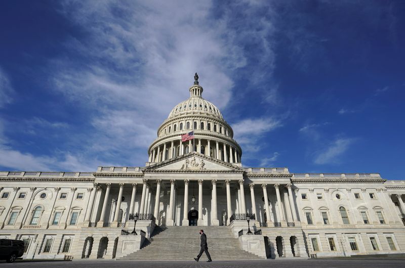 © Reuters. A man walks past the U.S. Capitol in Washington