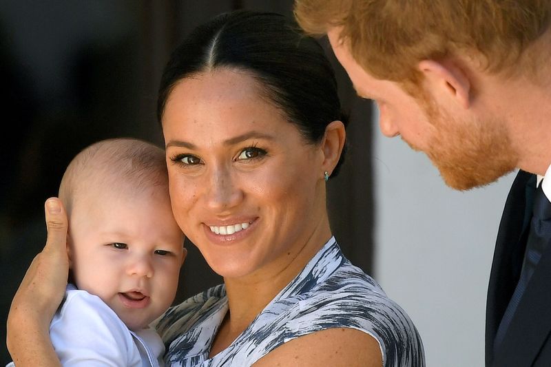 &copy; Reuters. FILE PHOTO: Britain&apos;s Prince Harry and his wife, Duchess Meghan with their son Archie