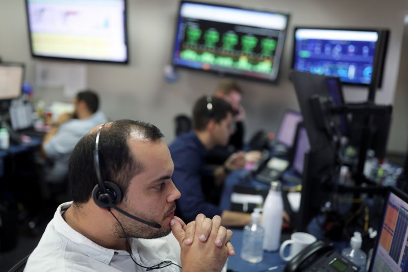 &copy; Reuters. Traders work at Necton brokerage after an automatic circuit breaker was triggered twice today in Brazilian stock exchange in Sao Paulo