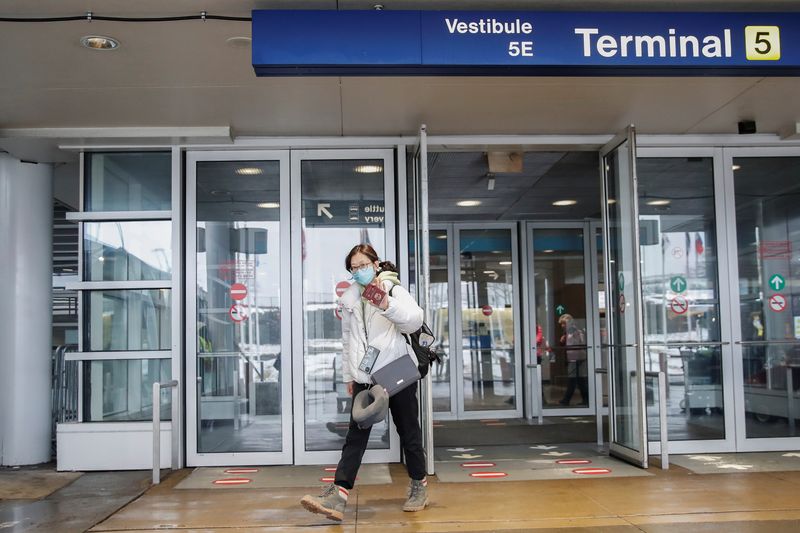 &copy; Reuters. Passengers arrive at Chicago&apos;s O&apos;Hare airport