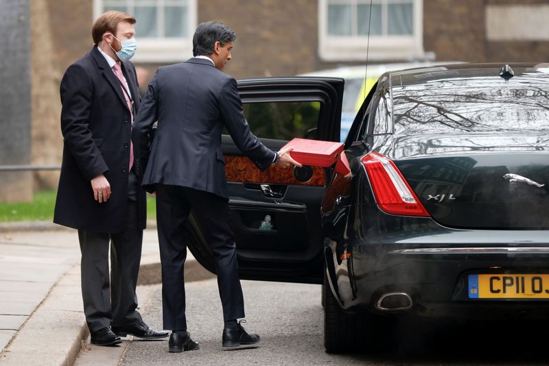 &copy; Reuters. Britain&apos;s Chancellor of the Exchequer Sunak presents the budget box in London