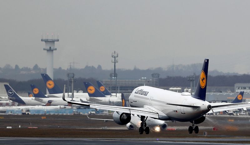 &copy; Reuters. Planes of German air carrier Lufthansa are seen at the airport in Frankfurt