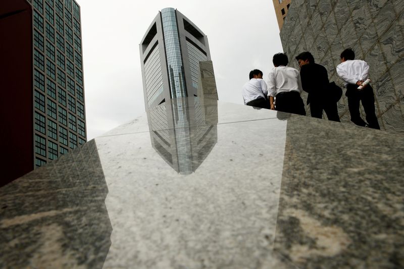 &copy; Reuters. FILE PHOTO: Businessmen walk between office buildings in a business district in Tokyo