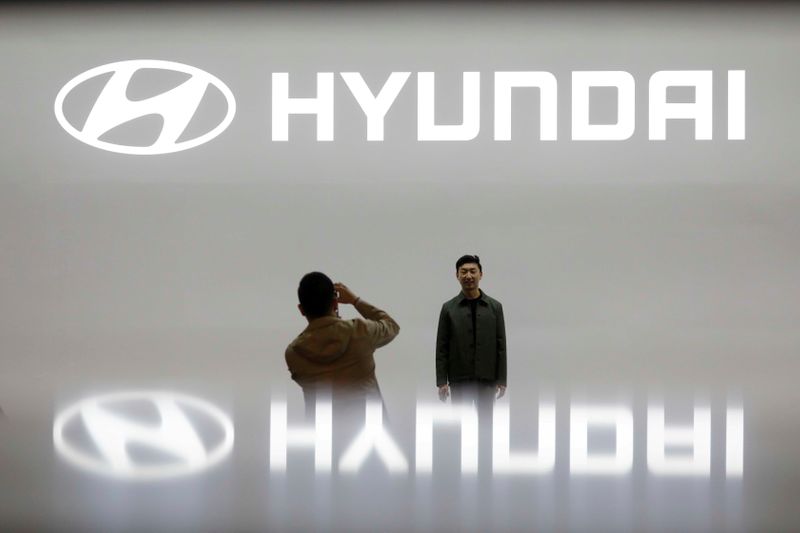 &copy; Reuters. FILE PHOTO: Visitors take photographs in front of the logo of Hyundai Motor during the 2019 Seoul Motor Show