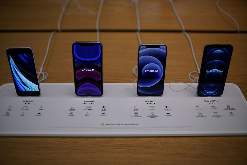 &copy; Reuters. FILE PHOTO: Apple&apos;s 5G iPhone 12 and iPhone 11 are seen at an Apple Store in Shanghai, China