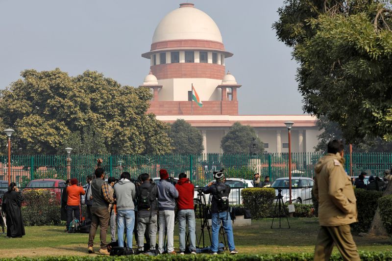 &copy; Reuters. FILE PHOTO: Television journalists are seen outside the premises of the Supreme Court in New Delhi