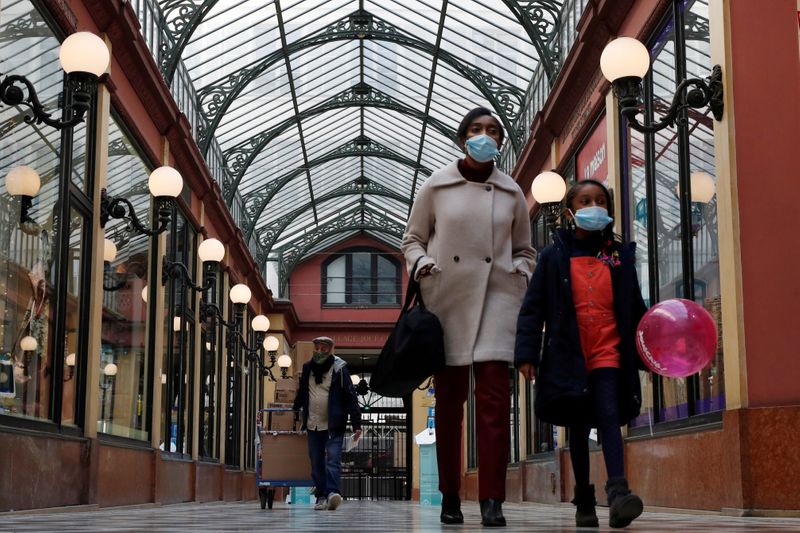 &copy; Reuters. FILE PHOTO: People wearing protective face masks in Paris