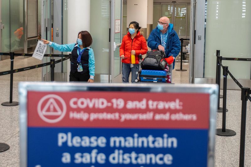 &copy; Reuters. FILE PHOTO: Canada&apos;s new measures against the coronavirus disease (COVID-19), at Toronto Pearson International Airport in Mississauga