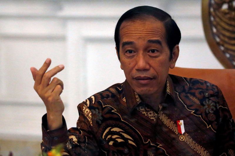 &copy; Reuters. FILE PHOTO: Indonesian President Joko Widodo gestures during an interview with Reuters at the presidential palace in Jakarta