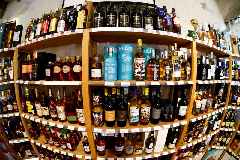© Reuters. FILE PHOTO: Bottles of single malt scotch whisky are pictured in a shop near Lausanne