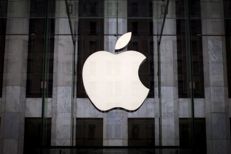 &copy; Reuters. FILE PHOTO: An Apple logo hangs above the entrance to the Apple store on 5th Avenue in the Manhattan borough of New York City