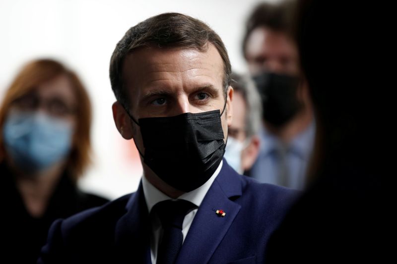 &copy; Reuters. FILE PHOTO: French President Macron visits a coronavirus disease (COVID-19) vaccination center in Bobigny