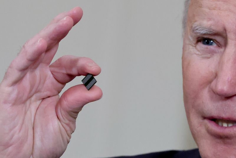 &copy; Reuters. FILE PHOTO: U.S. President Biden holds a semiconductor chip