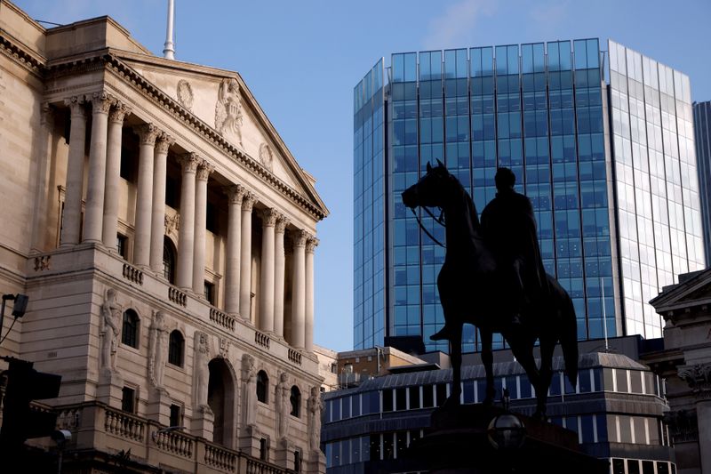 © Reuters. FILE PHOTO: A general view of the Bank of England in the City of London financial district