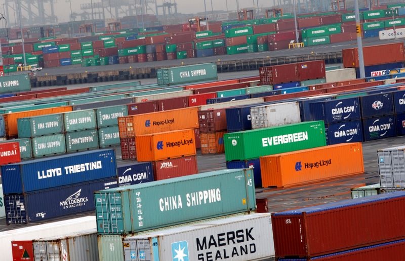 &copy; Reuters. FILE PHOTO: Shipping containers are seen at the Port Newark Container Terminal