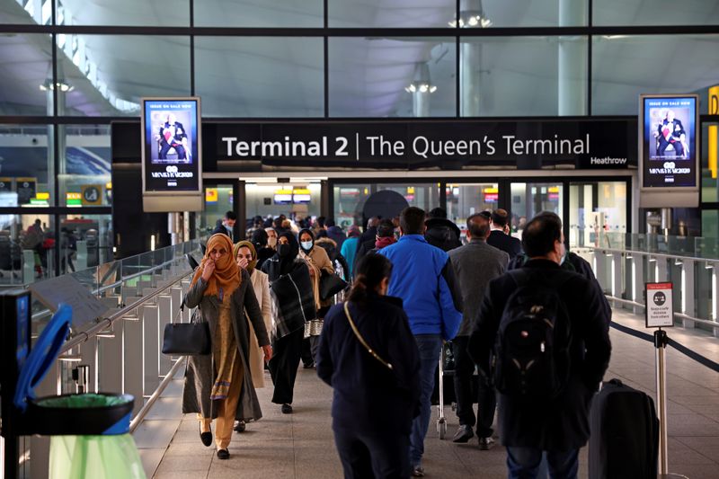 &copy; Reuters. FOTO DE ARCHIVO: Fila de personas para acceder a la Terminal 2 del aeropuerto de Heathrow en Londres