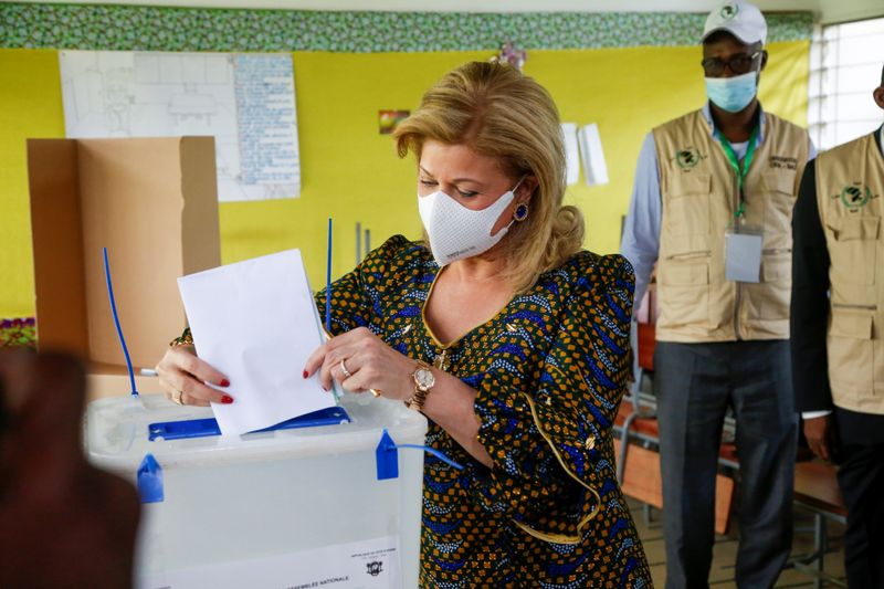 © Reuters. Ivory Coast's first lady Dominique Ouattara casts her vote at a polling station during the legislative election in Abidjan