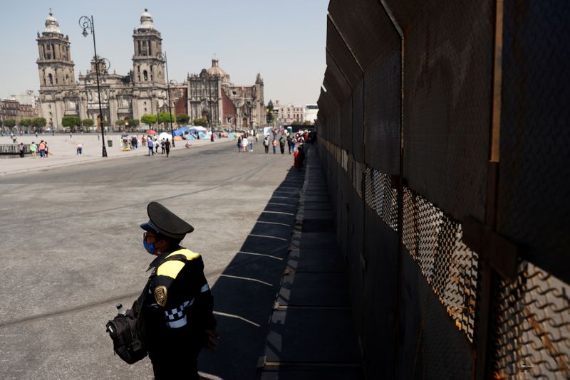 &copy; Reuters. Mexico City erects barricades ahead of expected violence in Women&apos;s Day march