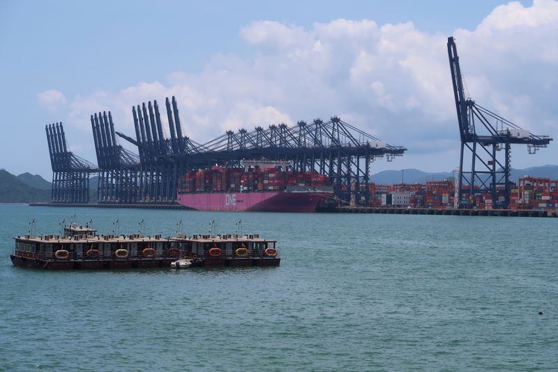 &copy; Reuters. Cranes and containers are seen at the Yantian port in Shenzhen, following the novel coronavirus disease (COVID-19) outbreak