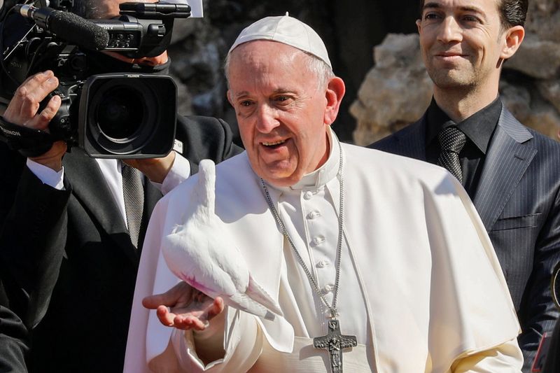 © Reuters. Pope Francis visits Iraq