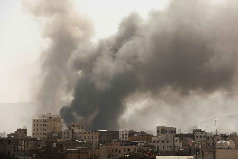 © Reuters. التحالف بقيادة السعودية يقول إنه قصف أهدافا للحوثيين باليمن
