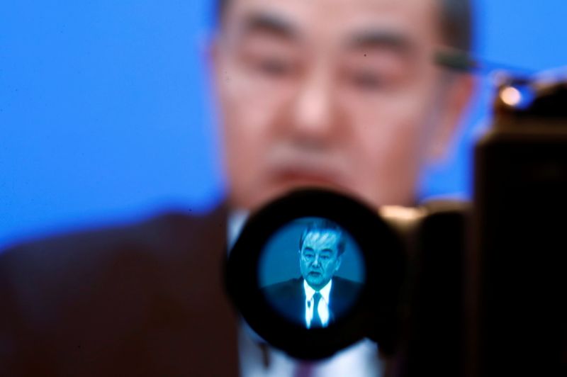 &copy; Reuters. Una pantalla con la imagen del máximo diplomático chino, Wang Yi, es visto a través de la lente de una cámara durante una conferencia de prensa con ocasión del Congreso Nacional Popular en Pekín, China.