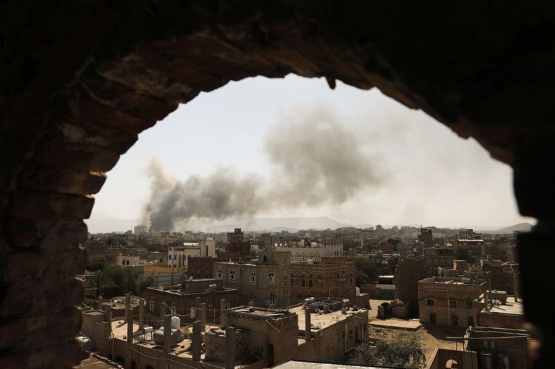 &copy; Reuters. Una columna de humo negra se eleva en la capital de Yemen, Saná, tras un ataque aéreo de la coalición militar liderada por Arabia Saudita.