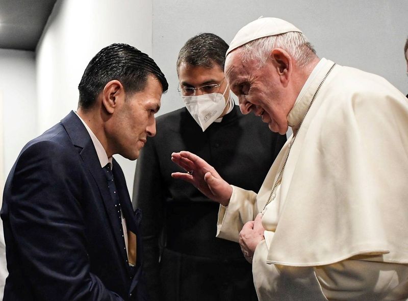 &copy; Reuters. بابا الفاتيكان يلتقي بوالد الطفل الغريق ايلان كردي