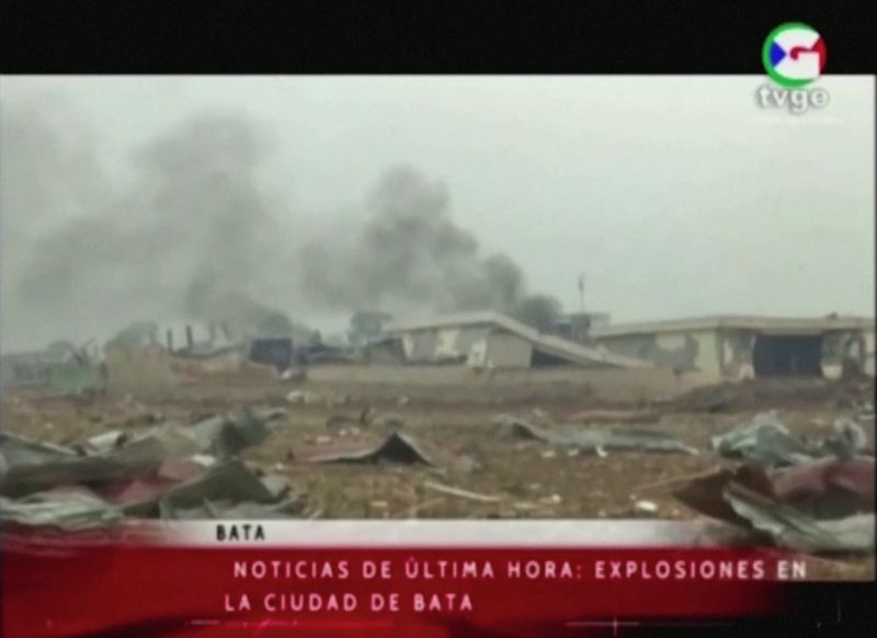 © Reuters. مقتل 15 وإصابة 500 في سلسلة انفجارات بقاعدة عسكرية في غينيا الاستوائية