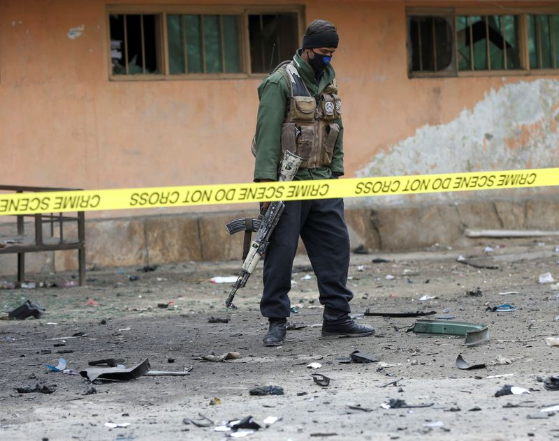 &copy; Reuters. Imagen de archivo de un policía afgano inspeccionando el lugar de una explosión con bomba en Kabul, Afganistán.